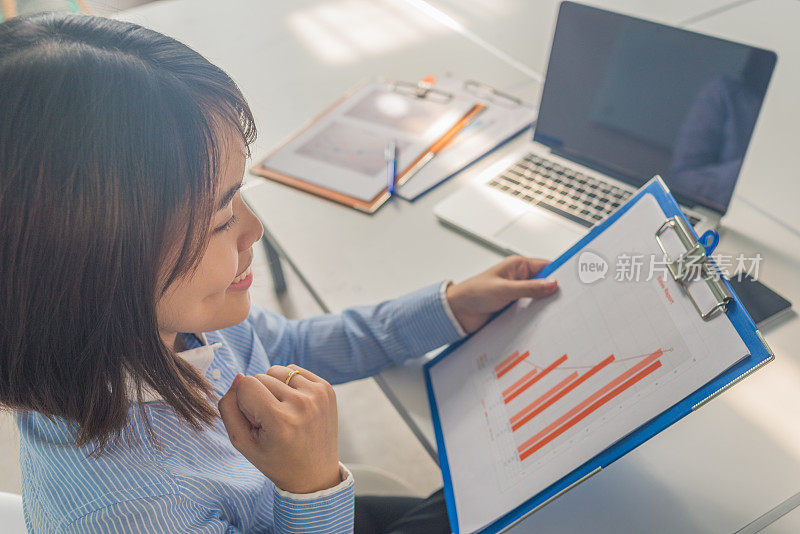 当项目取得圆满成功时，女人很高兴