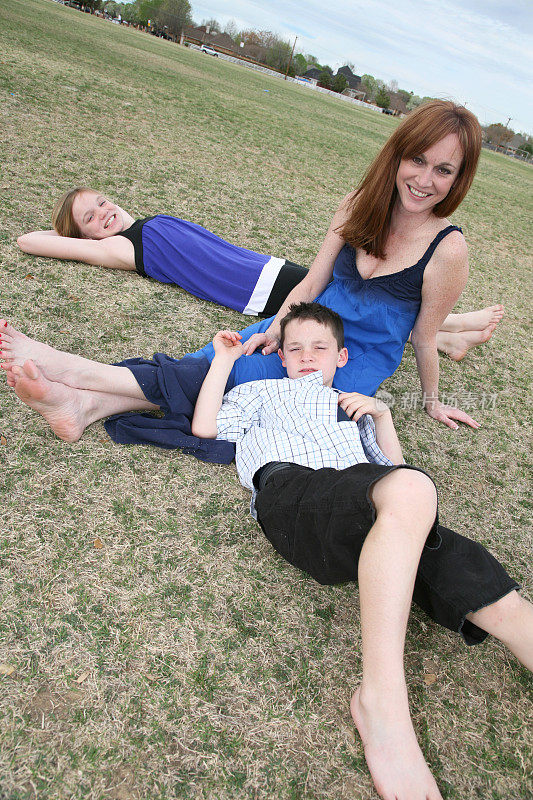全家人都很高兴在公园里放松