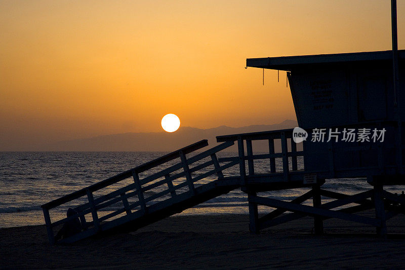 日落时的海滩护卫队(威尼斯海滩)