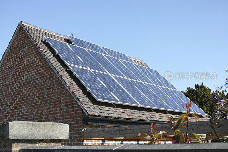 带太阳能板的郊区住宅。