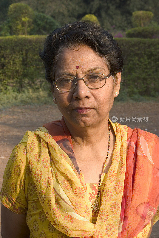 一个印度亚洲人垂直老年妇女自然光