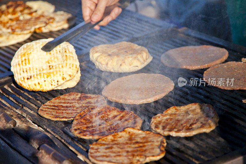 烤肉架上的肉