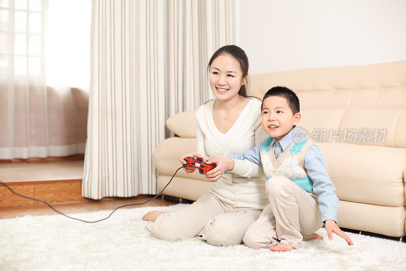 妈妈和儿子在玩电子游戏