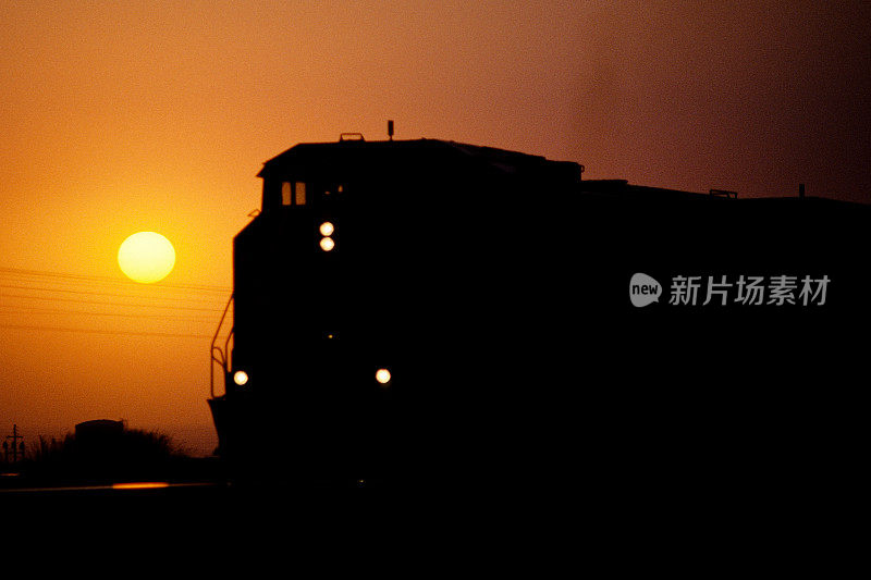 日落时的火车