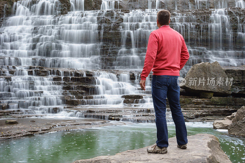 一名男子欣赏加拿大安大略省汉密尔顿的阿尔比恩瀑布