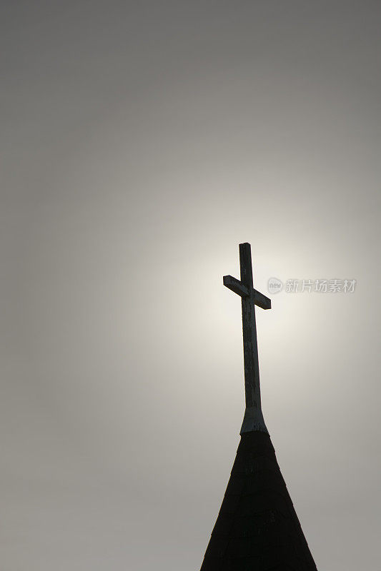 教堂尖塔，十字架，日落与十字架突出
