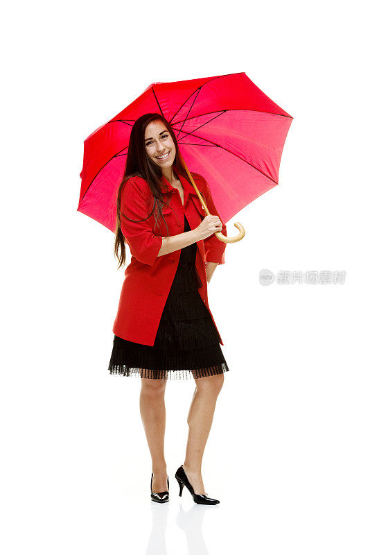 微笑的女人撑着伞