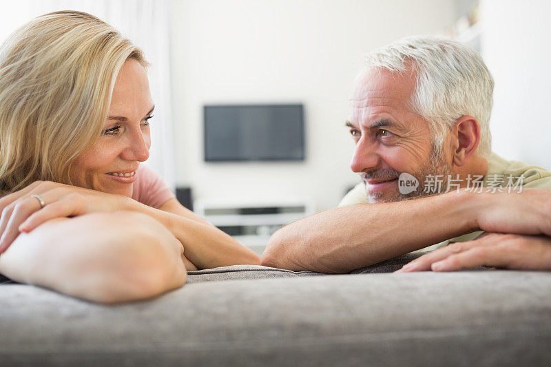 一对成熟的夫妇在沙发上看着对方