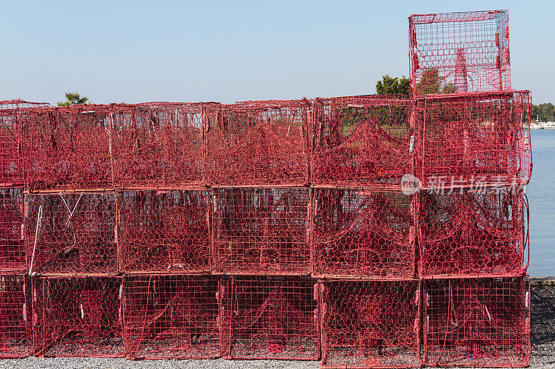 码头上堆放的一排红蟹笼