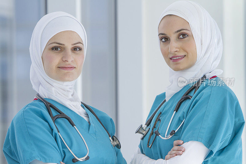 两个微笑的穆斯林保健专业人员