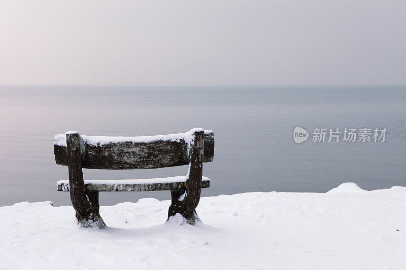 在湖边的长椅，冬天在下雪，凡，土耳其