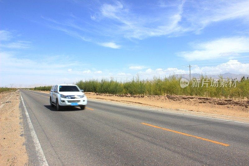 道路上模糊的汽车