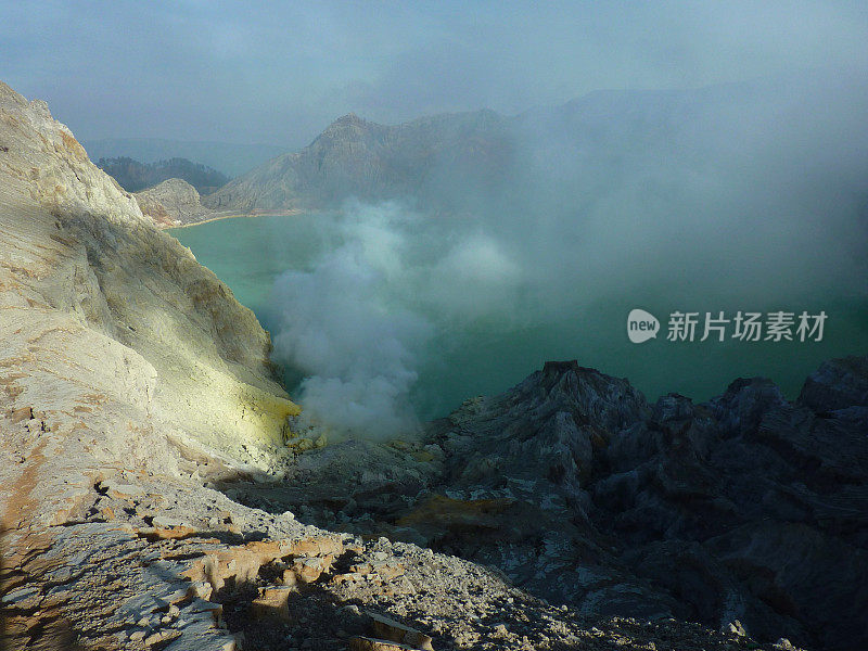 卡瓦伊真火山酸性湖，印度尼西亚东爪哇