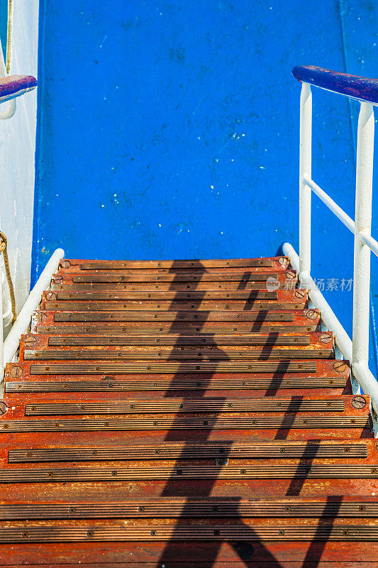 渡船上的楼梯