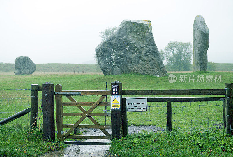 英国埃夫伯里圣石圈的入口大门