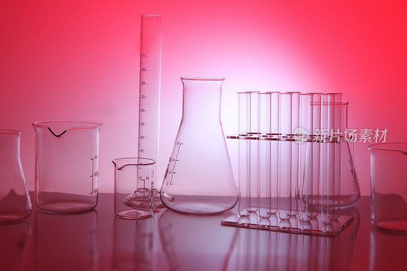 科研实验室红色背景，玻璃化学设备，试管