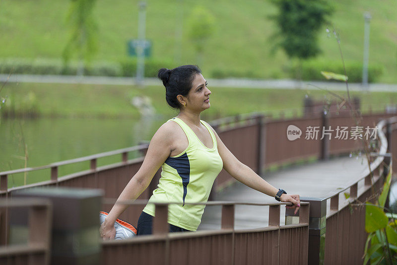 印度女子在慢跑前做伸展运动