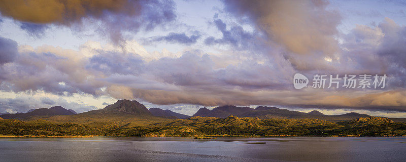 苏格兰金色日落横跨湖高地山峰全景