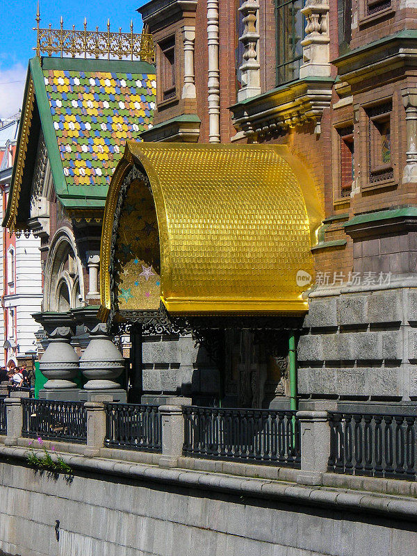 华丽的立面在运河市中心俄罗斯圣彼得堡的历史建筑