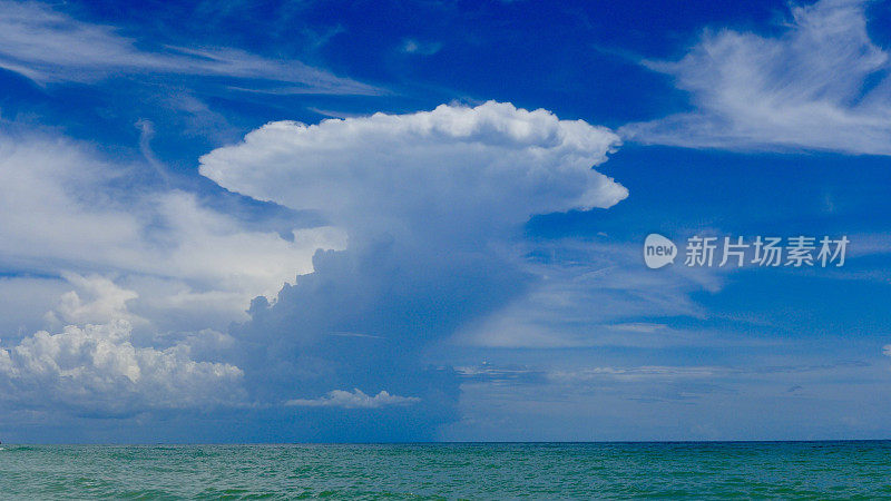 暴风云在佛罗里达海滩上翻滚
