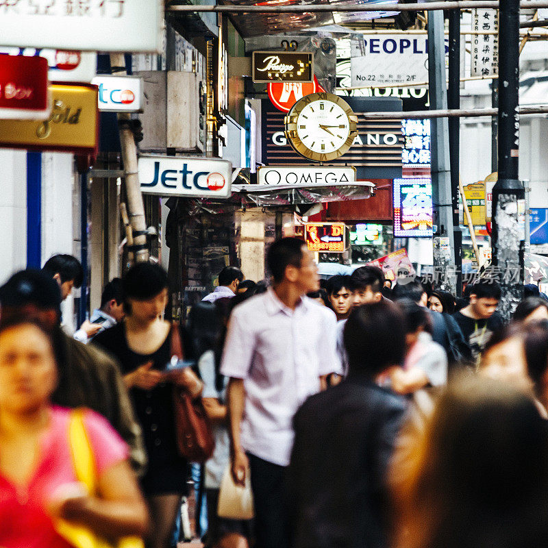 香港拥挤的街道。