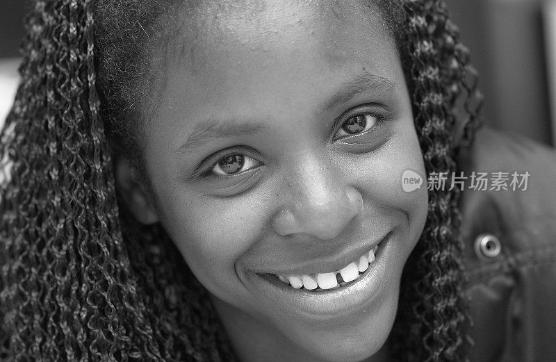 微笑的非裔美国女孩