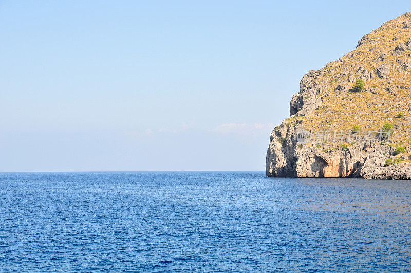 多岩石的海岸线