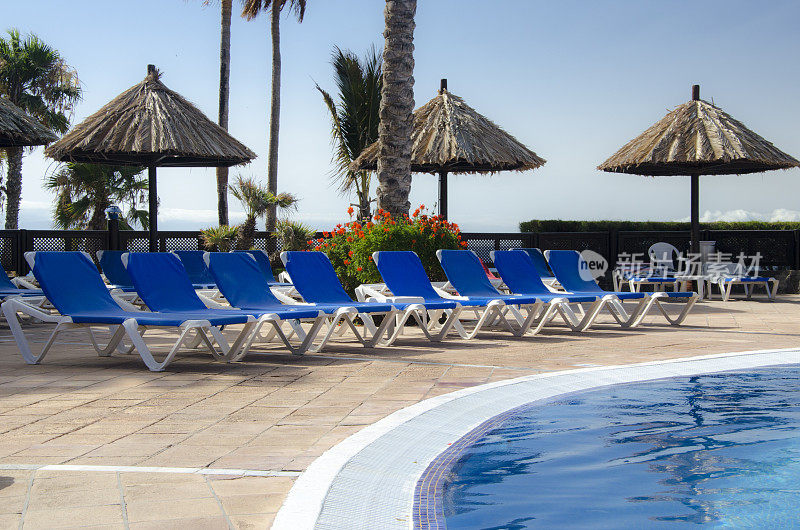热带酒店的海滩和游泳池