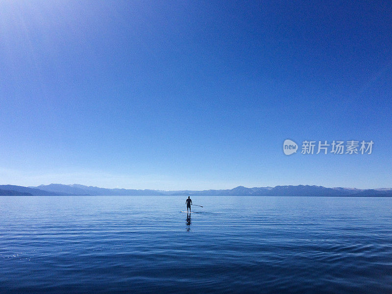 夏天在太浩湖上划船