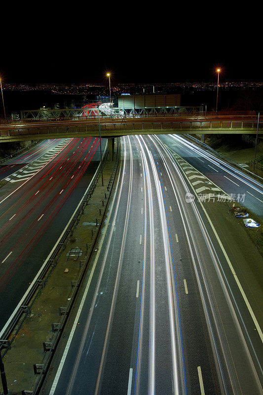 夜间高速公路交通。