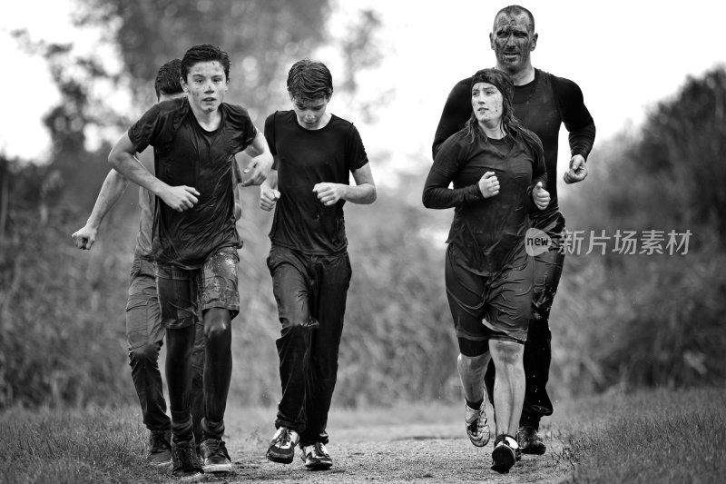 全家在泥浆跑活动中慢跑
