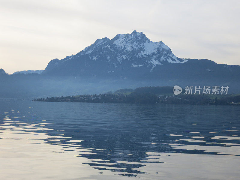 瑞士阿尔卑斯山卢塞恩湖日落