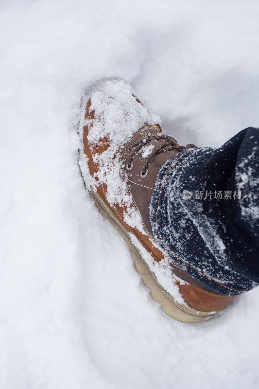 靴子在雪地上