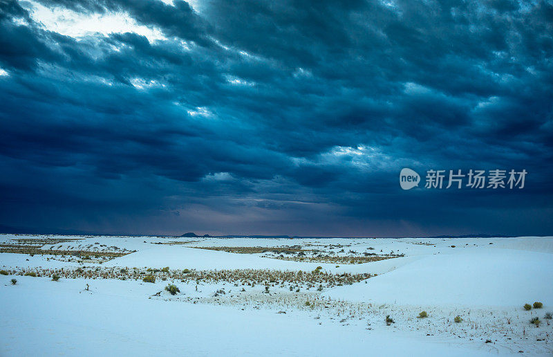 戏剧性的暴风雨穿过白沙国家纪念碑