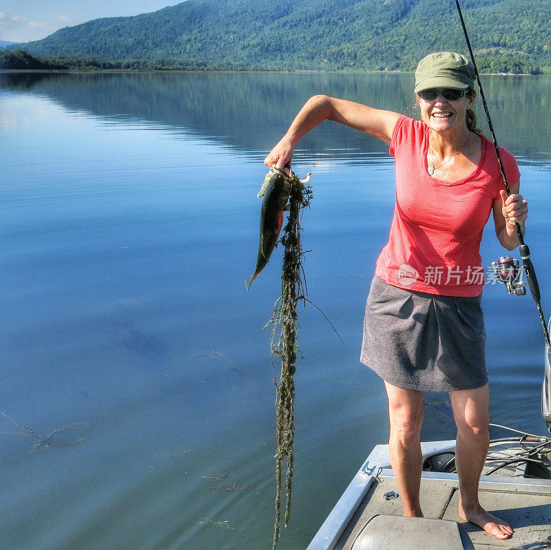 女性30岁捕捞小口鲈鱼，船，尚普兰湖，纽约