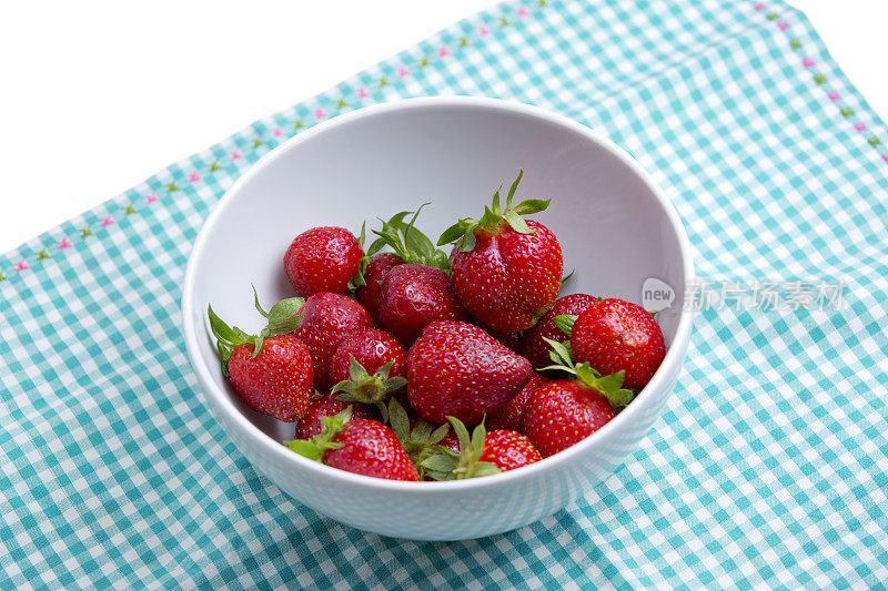 一碗盖着蓝色盖子的草莓