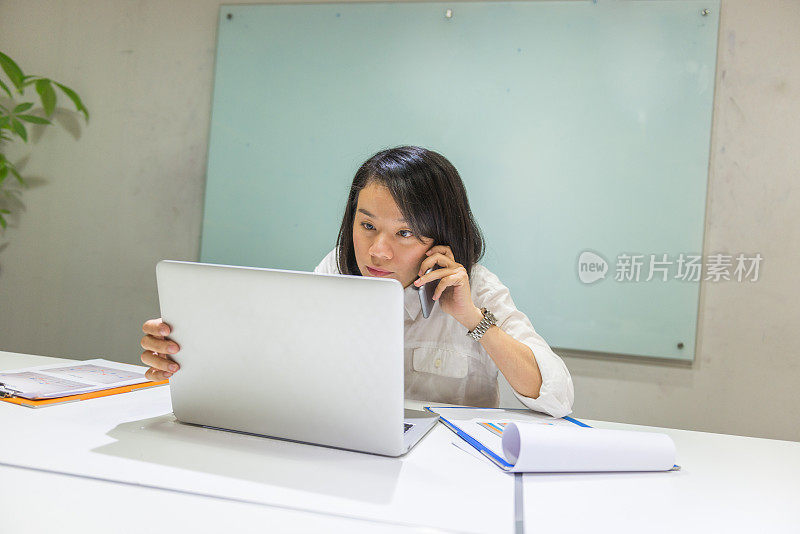 年轻的企业员工打电话给她的队友询问销售报告