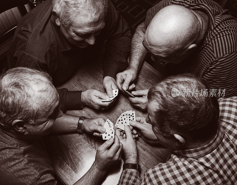 四个人在玩扑克