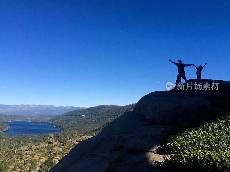 父亲和孩子拥抱高山之美