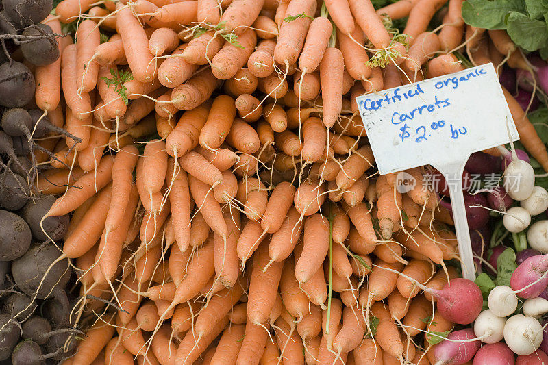 在农贸市场上堆积如山的有机胡萝卜