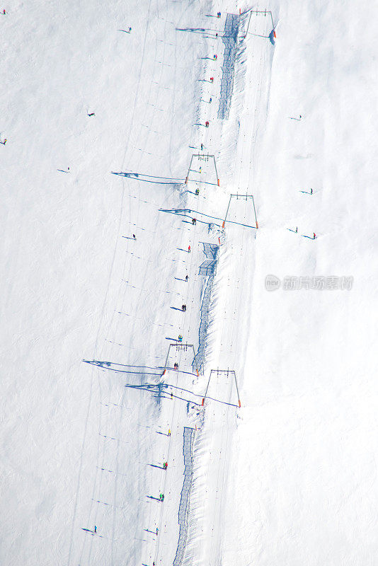 齐勒塔尔腹地的雪山山峰