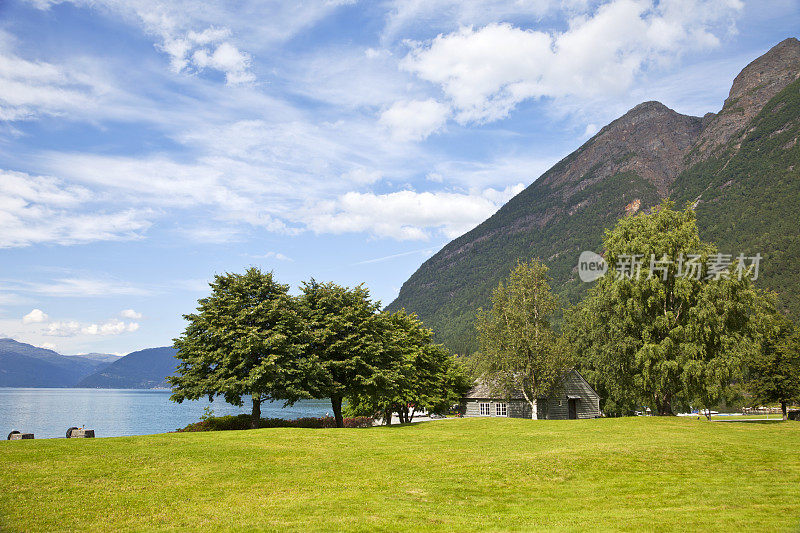 俯瞰挪威哈丹格峡湾。Beautufyl夏天的天空。