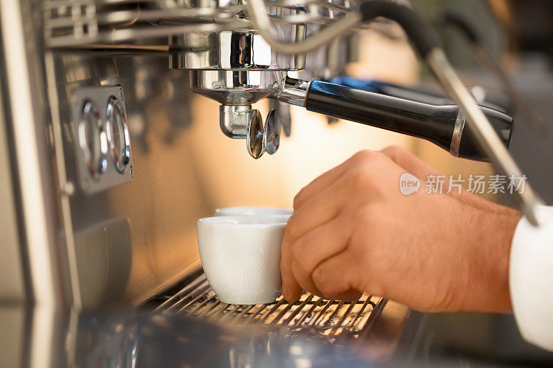 浓缩咖啡-咖啡师准备咖啡