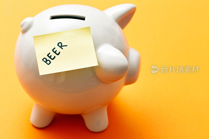 准备聚会!标签上写着啤酒的小猪存钱罐