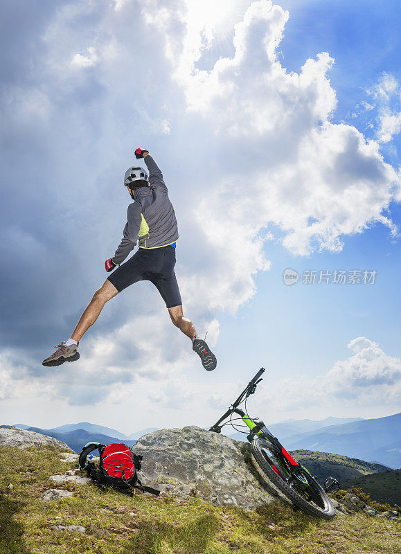 骑着山地车的人在空中跳得很高