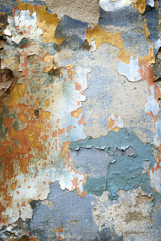 油漆剥落的旧墙