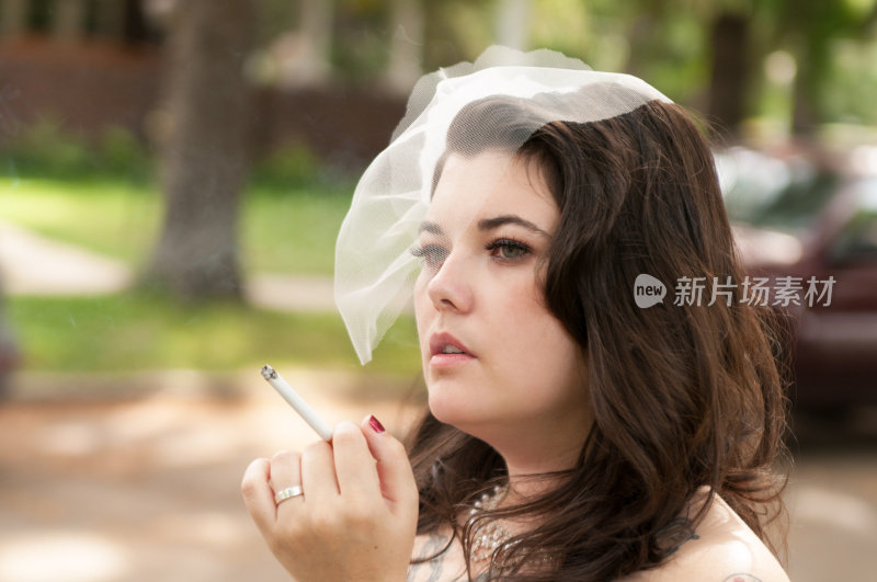 新娘抽了一会儿烟。