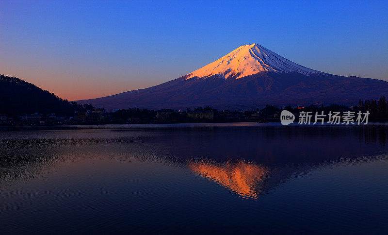 红彤彤的富士山和倒影