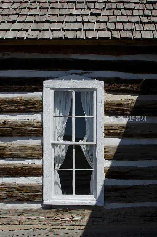 带窗帘的老木屋窗户