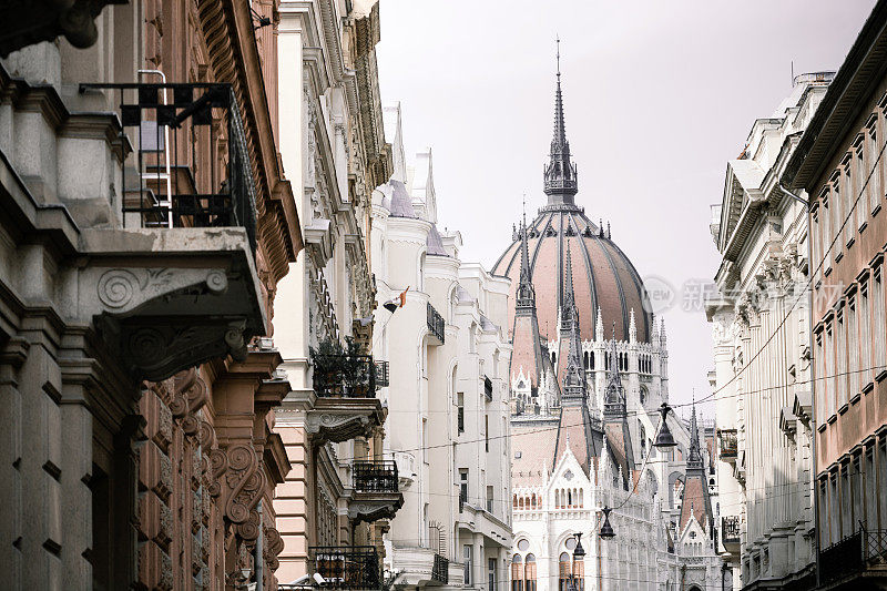 布达佩斯匈牙利议会大厦的街道